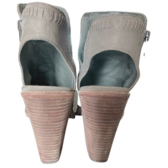 Gorgeous Peep-Toed Stacked Heels - Picture 4 of 6